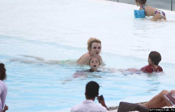 Бритни и Джейсон отдыхают у бассейна в отеле в Рио де Жанейро24.jpg(Бритни Спирс, Britney Spears)