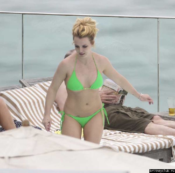 Бритни и Джейсон отдыхают у бассейна в отеле в Рио де Жанейро33.jpg(Бритни Спирс, Britney Spears)
