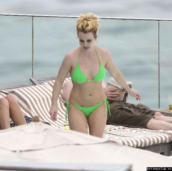 Бритни и Джейсон отдыхают у бассейна в отеле в Рио де Жанейро34.jpg(Бритни Спирс, Britney Spears)