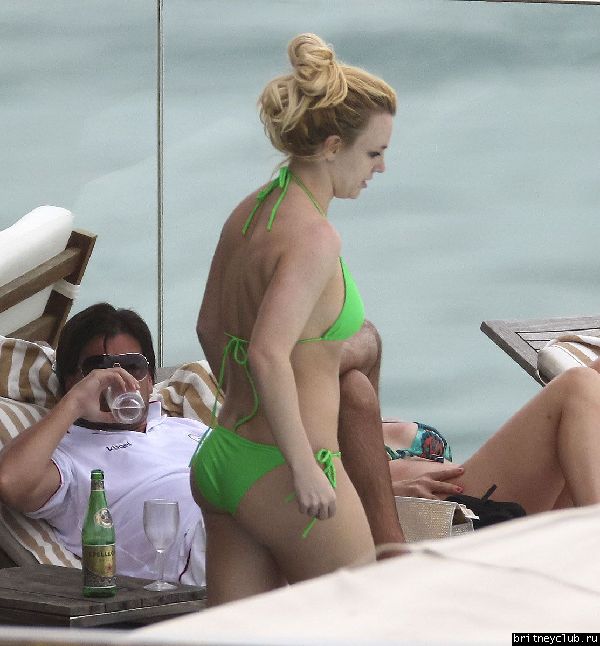 Бритни и Джейсон отдыхают у бассейна в отеле в Рио де Жанейро35.jpg(Бритни Спирс, Britney Spears)