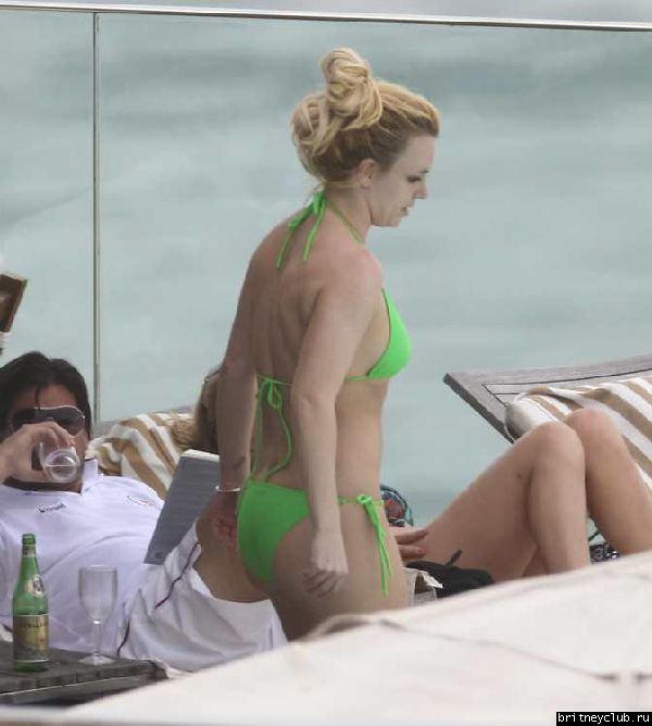 Бритни и Джейсон отдыхают у бассейна в отеле в Рио де Жанейро36.jpg(Бритни Спирс, Britney Spears)