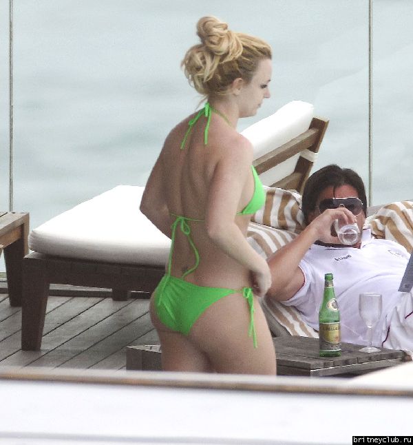 Бритни и Джейсон отдыхают у бассейна в отеле в Рио де Жанейро37.jpg(Бритни Спирс, Britney Spears)
