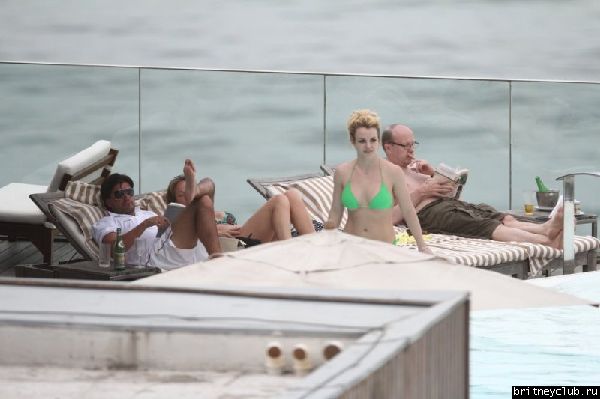 Бритни и Джейсон отдыхают у бассейна в отеле в Рио де Жанейро38.jpg(Бритни Спирс, Britney Spears)