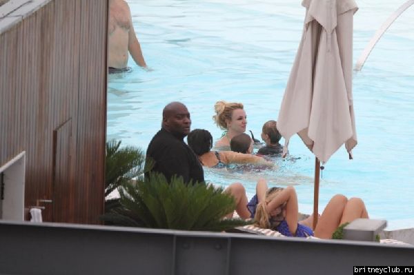 Бритни и Джейсон отдыхают у бассейна в отеле в Рио де Жанейро39.jpg(Бритни Спирс, Britney Spears)