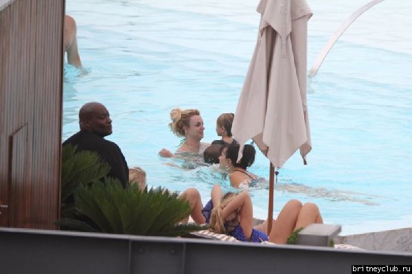 Бритни и Джейсон отдыхают у бассейна в отеле в Рио де Жанейро40.jpg(Бритни Спирс, Britney Spears)