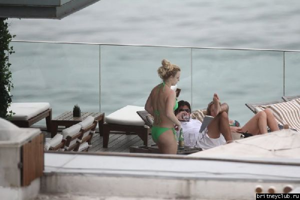 Бритни и Джейсон отдыхают у бассейна в отеле в Рио де Жанейро41.jpg(Бритни Спирс, Britney Spears)