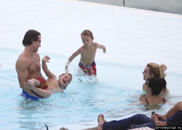 Бритни и Джейсон отдыхают у бассейна в отеле в Рио де Жанейро49.jpg(Бритни Спирс, Britney Spears)