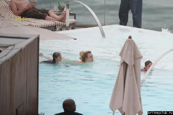 Бритни и Джейсон отдыхают у бассейна в отеле в Рио де Жанейро57.jpg(Бритни Спирс, Britney Spears)