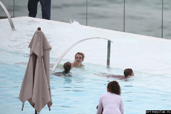 Бритни и Джейсон отдыхают у бассейна в отеле в Рио де Жанейро58.jpg(Бритни Спирс, Britney Spears)