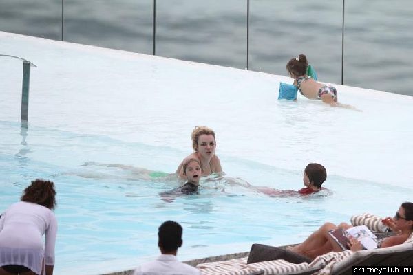 Бритни и Джейсон отдыхают у бассейна в отеле в Рио де Жанейро59.jpg(Бритни Спирс, Britney Spears)