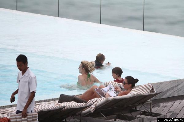 Бритни и Джейсон отдыхают у бассейна в отеле в Рио де Жанейро60.jpg(Бритни Спирс, Britney Spears)