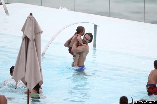 Бритни и Джейсон отдыхают у бассейна в отеле в Рио де Жанейро61.jpg(Бритни Спирс, Britney Spears)