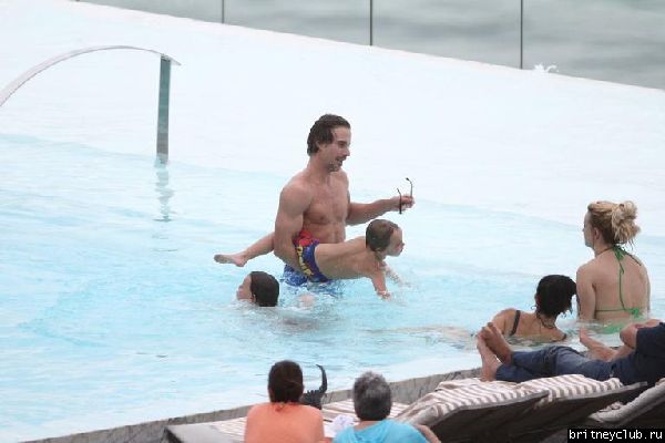 Бритни и Джейсон отдыхают у бассейна в отеле в Рио де Жанейро62.jpg(Бритни Спирс, Britney Spears)