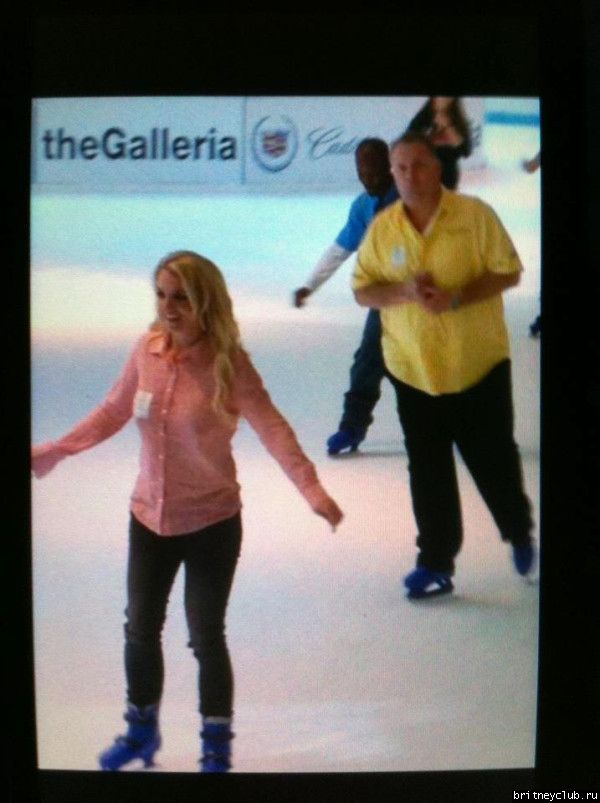 Бритни и Джейсон на катке в Хьюстоне!05.jpg(Бритни Спирс, Britney Spears)