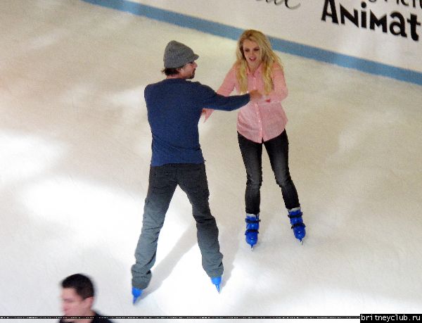 Бритни и Джейсон на катке в Хьюстоне!07.jpg(Бритни Спирс, Britney Spears)