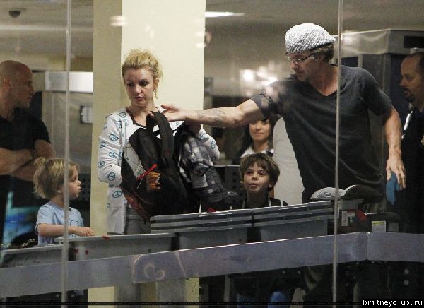 Бритни в аэропорту Hato Rey, Пуэрто Рико07.jpg(Бритни Спирс, Britney Spears)