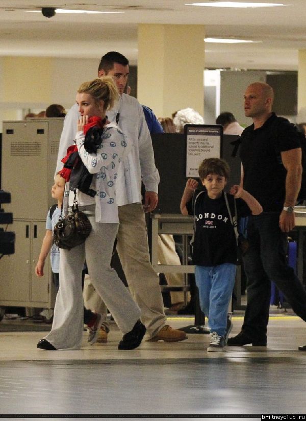 Бритни в аэропорту Hato Rey, Пуэрто Рико16.jpg(Бритни Спирс, Britney Spears)