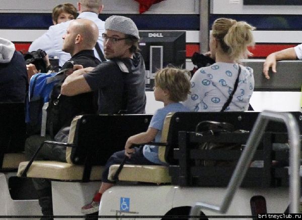 Бритни в аэропорту Hato Rey, Пуэрто Рико17.jpg(Бритни Спирс, Britney Spears)