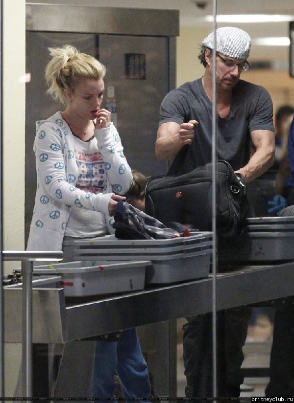 Бритни в аэропорту Hato Rey, Пуэрто Рико21.jpg(Бритни Спирс, Britney Spears)