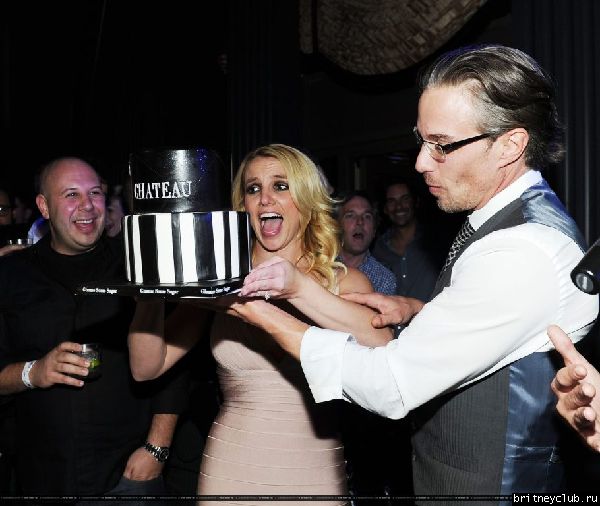 Бритни и Джейсон отмечают помолвку в клубе Chateau34.jpg(Бритни Спирс, Britney Spears)