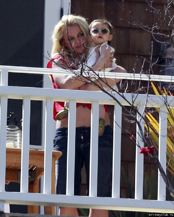 2012.05.05 - Бритни с семьей в Брентвуде03.jpg(Бритни Спирс, Britney Spears)