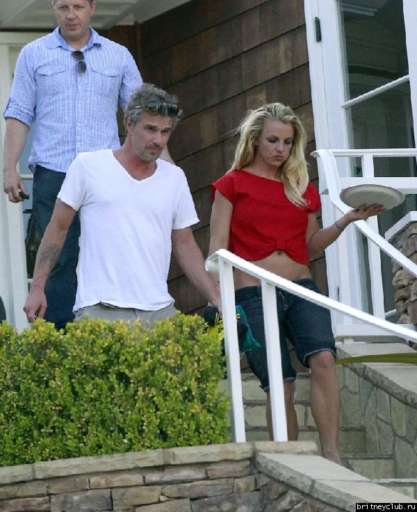 2012.05.05 - Бритни с семьей в Брентвуде04.jpg(Бритни Спирс, Britney Spears)