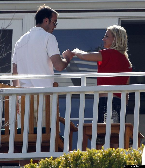 2012.05.05 - Бритни с семьей в Брентвуде08.jpg(Бритни Спирс, Britney Spears)