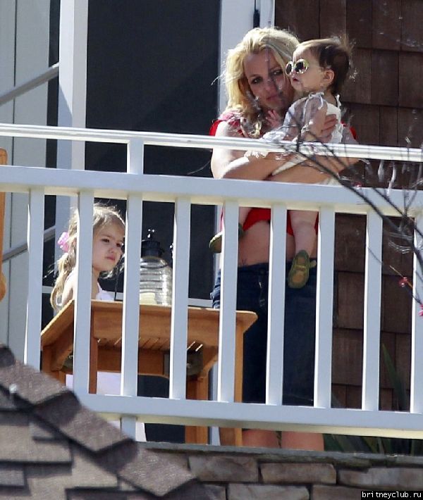 2012.05.05 - Бритни с семьей в Брентвуде13.jpg(Бритни Спирс, Britney Spears)