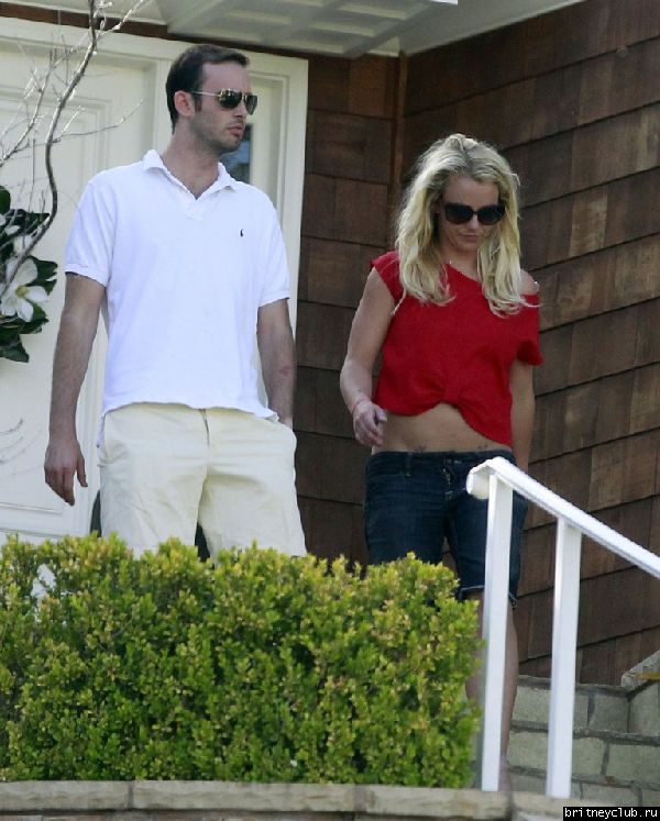 2012.05.05 - Бритни с семьей в Брентвуде14.jpg(Бритни Спирс, Britney Spears)