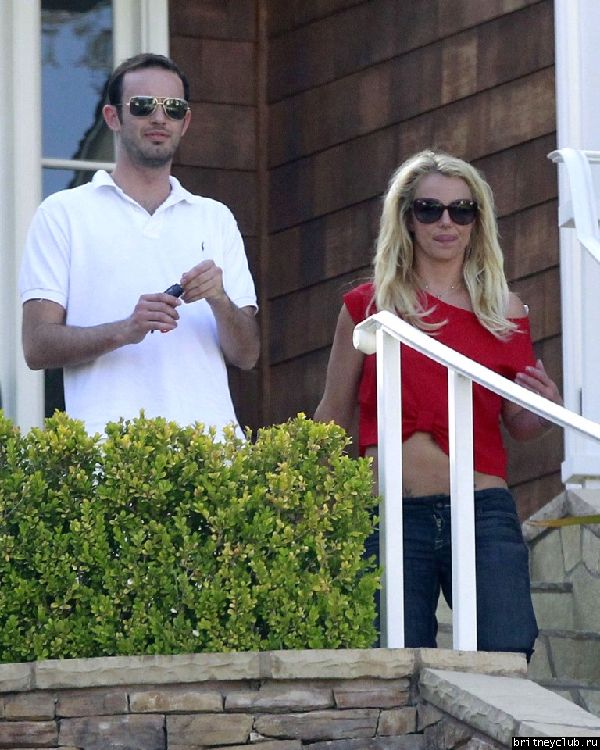2012.05.05 - Бритни с семьей в Брентвуде17.jpg(Бритни Спирс, Britney Spears)