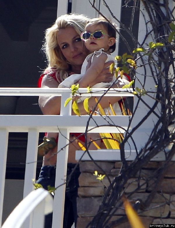 2012.05.05 - Бритни с семьей в Брентвуде18.jpg(Бритни Спирс, Britney Spears)