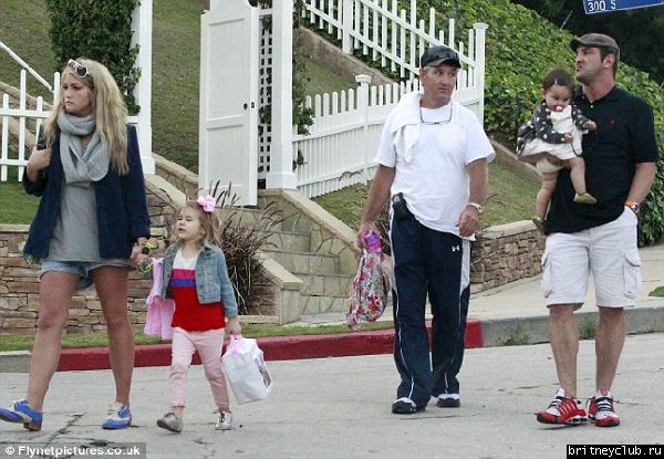 2012.05.05 - Бритни с семьей в Брентвуде23.jpg(Бритни Спирс, Britney Spears)