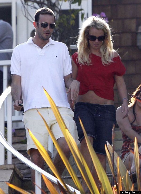 2012.05.05 - Бритни с семьей в Брентвуде34.jpg(Бритни Спирс, Britney Spears)