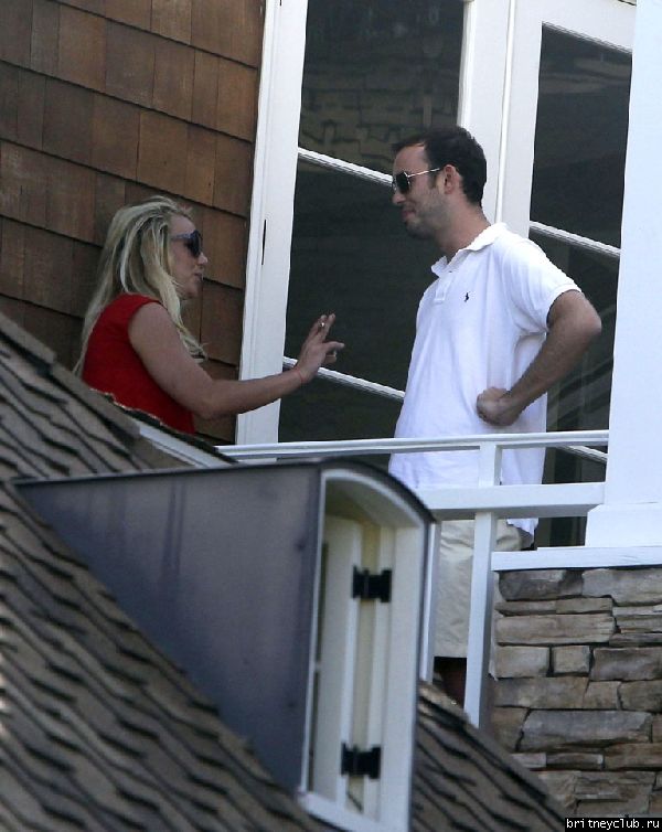 2012.05.05 - Бритни с семьей в Брентвуде35.jpg(Бритни Спирс, Britney Spears)
