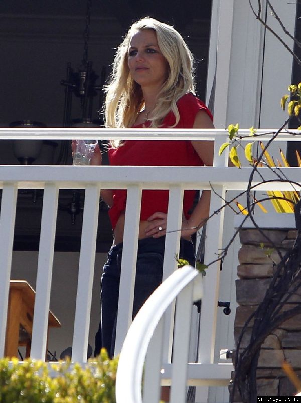 2012.05.05 - Бритни с семьей в Брентвуде36.jpg(Бритни Спирс, Britney Spears)