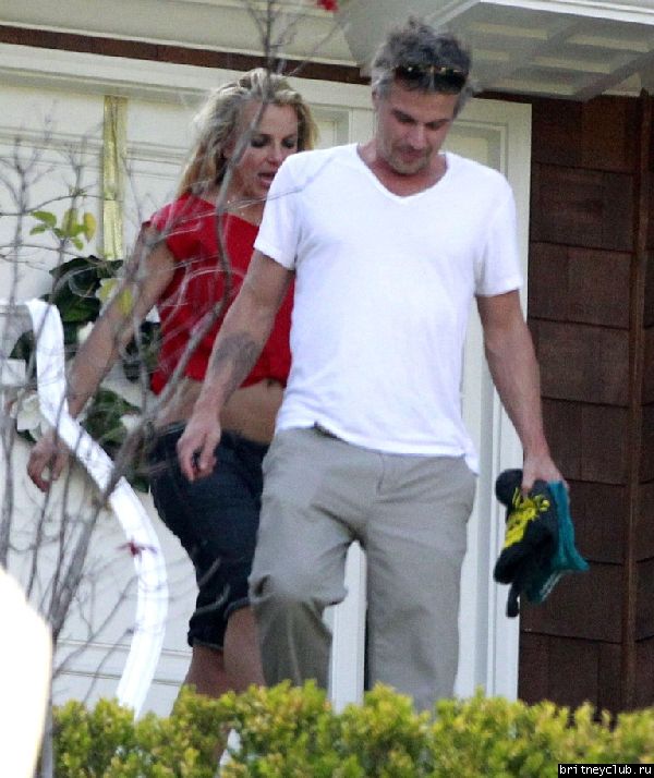 2012.05.05 - Бритни с семьей в Брентвуде52.jpg(Бритни Спирс, Britney Spears)