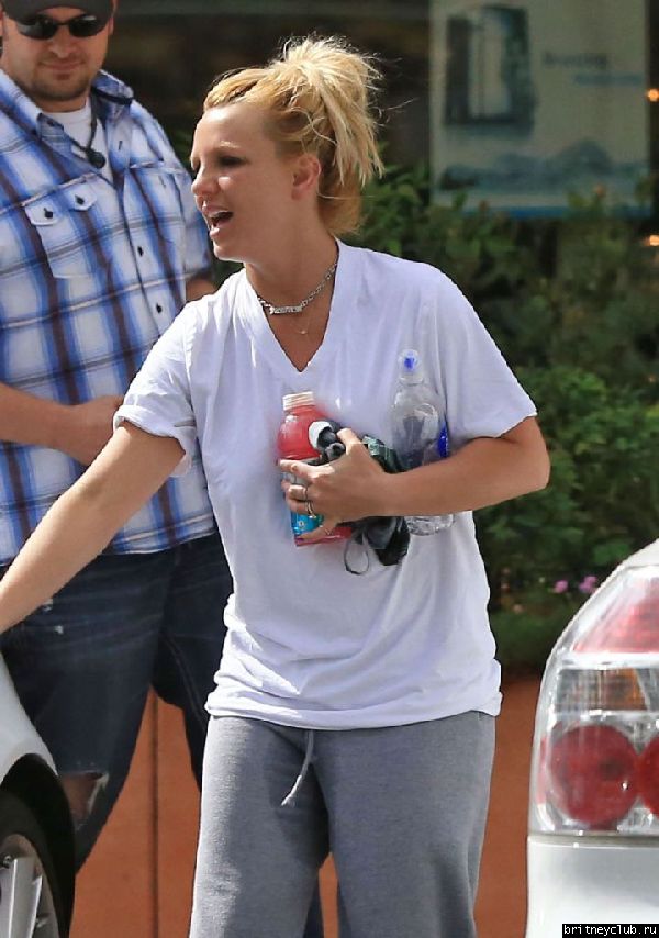 Бритни покидает цветочный магазин Gelson04.jpg(Бритни Спирс, Britney Spears)