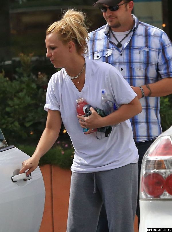 Бритни покидает цветочный магазин Gelson06.jpg(Бритни Спирс, Britney Spears)