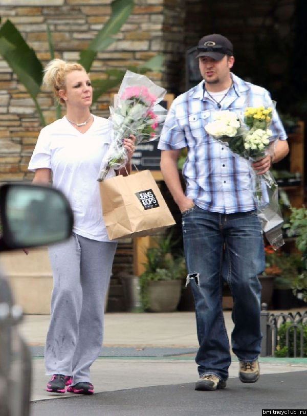 Бритни покидает цветочный магазин Gelson09.jpg(Бритни Спирс, Britney Spears)