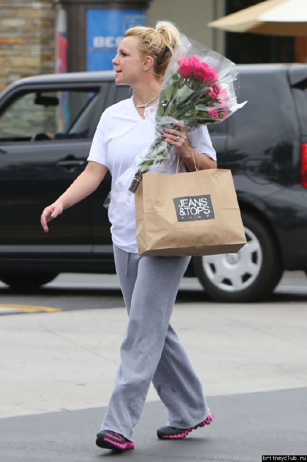 Бритни покидает цветочный магазин Gelson11.jpg(Бритни Спирс, Britney Spears)