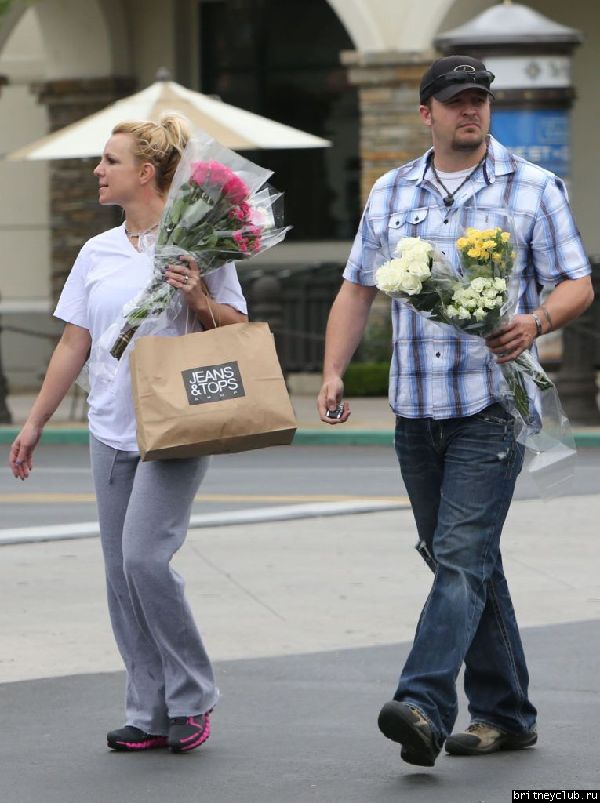 Бритни покидает цветочный магазин Gelson12.jpg(Бритни Спирс, Britney Spears)