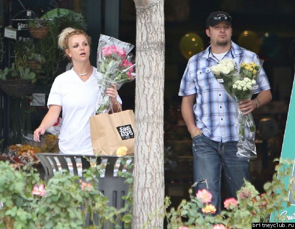 Бритни покидает цветочный магазин Gelson14.jpg(Бритни Спирс, Britney Spears)
