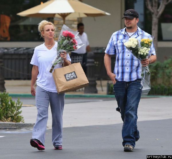 Бритни покидает цветочный магазин Gelson15.jpg(Бритни Спирс, Britney Spears)