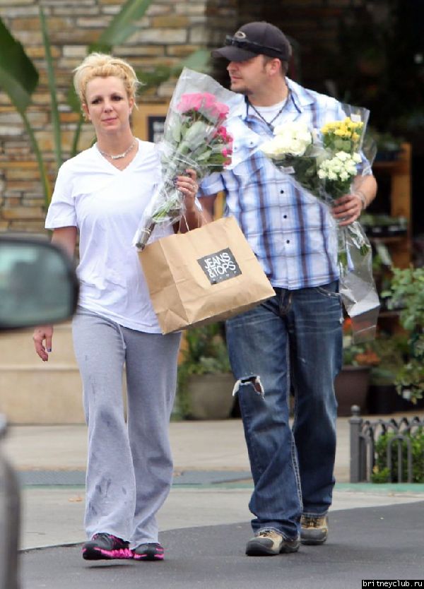 Бритни покидает цветочный магазин Gelson16.jpg(Бритни Спирс, Britney Spears)