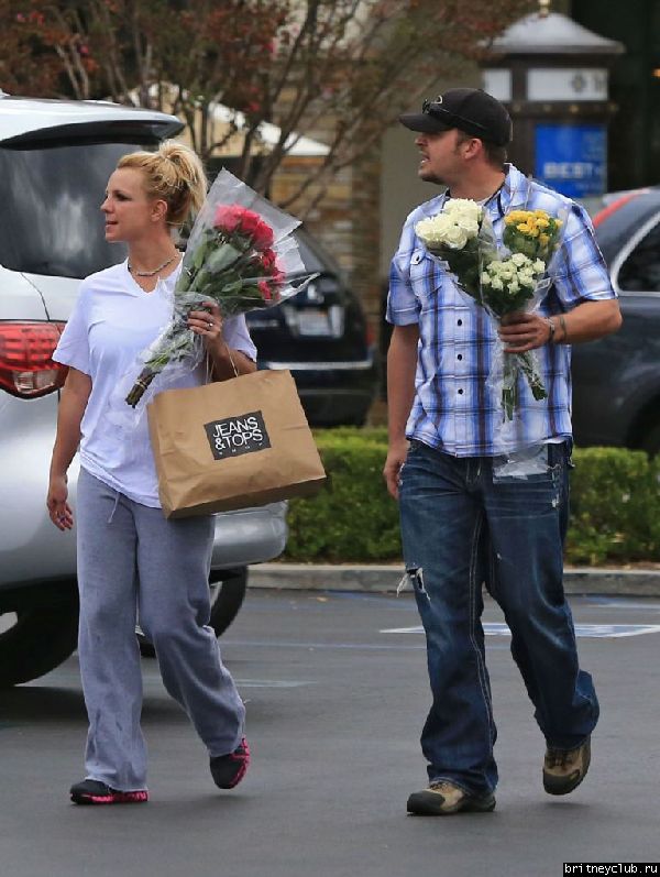 Бритни покидает цветочный магазин Gelson19.jpg(Бритни Спирс, Britney Spears)