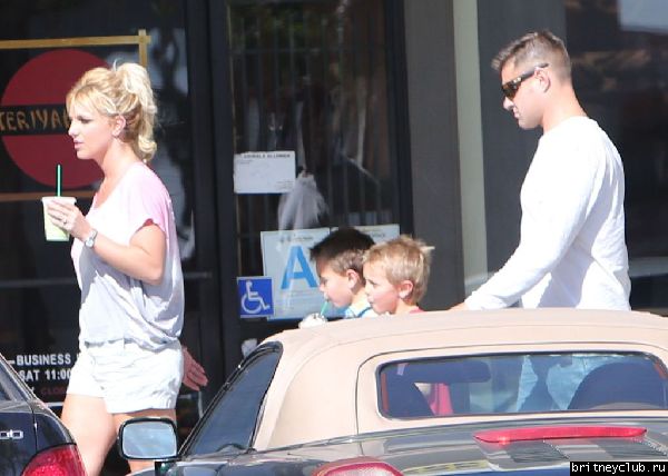 Бритни с детьми покидает центр Monarchs Gymastics02.jpg(Бритни Спирс, Britney Spears)