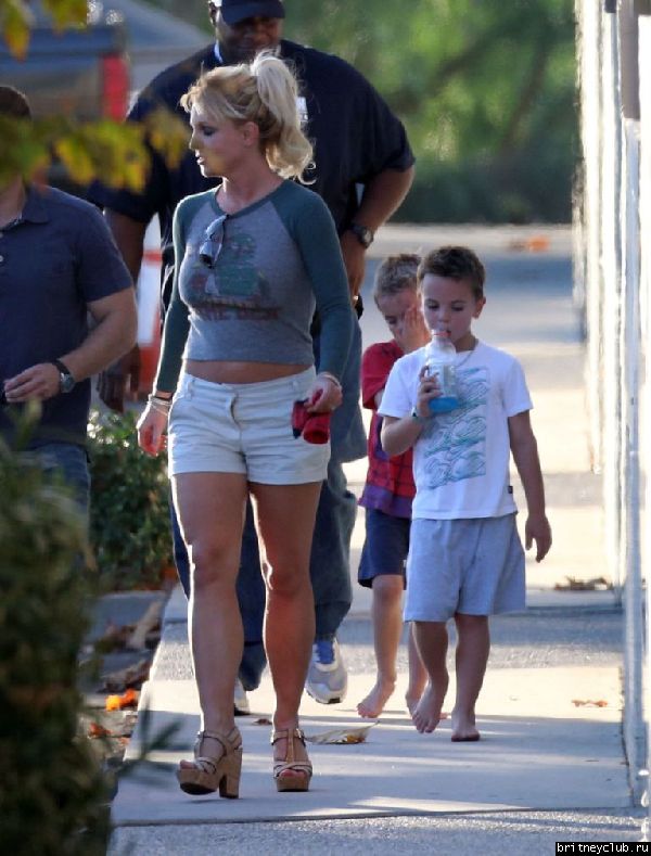 Бритни с детьми покидает центр Monarchs Gymastics03.jpg(Бритни Спирс, Britney Spears)