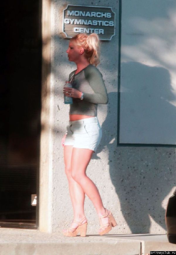 Бритни с детьми покидает центр Monarchs Gymastics10.jpg(Бритни Спирс, Britney Spears)
