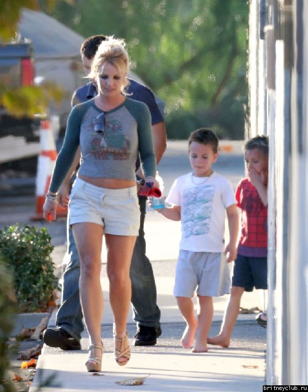 Бритни с детьми покидает центр Monarchs Gymastics11.jpg(Бритни Спирс, Britney Spears)