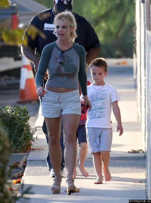 Бритни с детьми покидает центр Monarchs Gymastics12.jpg(Бритни Спирс, Britney Spears)